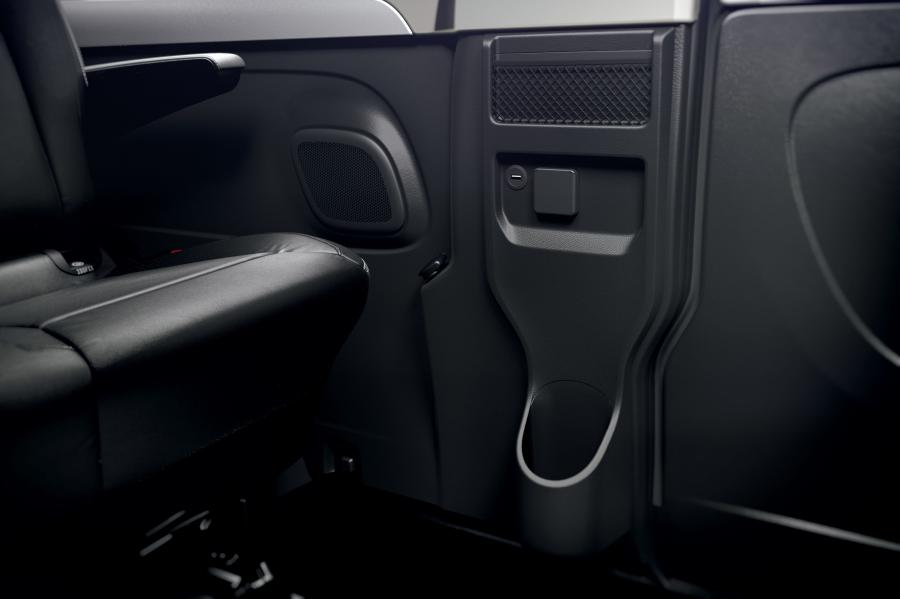 Детали интерьера Renault Trafic SpaceClass LWB (X82) 2019 года  (фото 5 из 16)